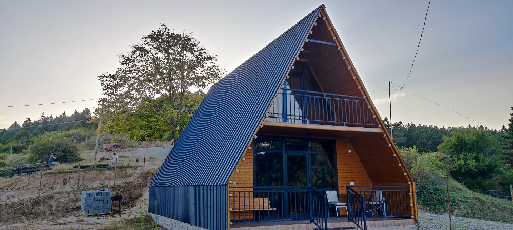 Фото Cozy family-friendly Cottage in Surami